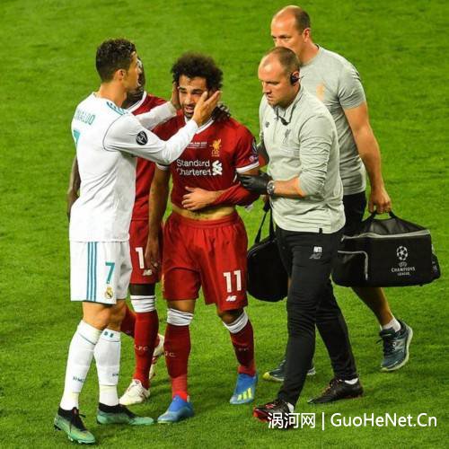 C罗也忍不住安慰受伤下场的萨拉赫