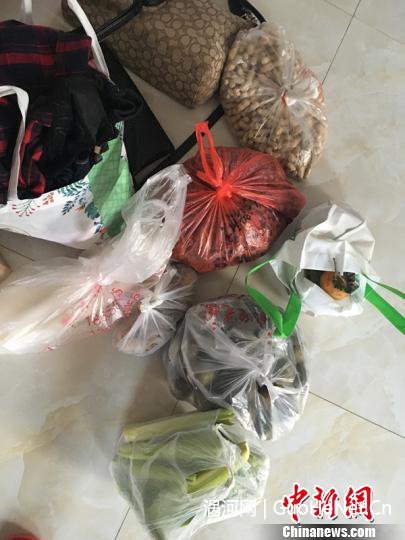 图为王剑携带的部分土特产。 王剑 摄