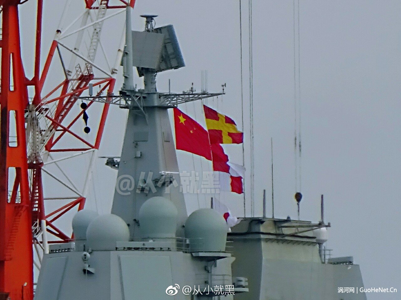 中国首艘国产航母今启第三次海试 保障船随同出海