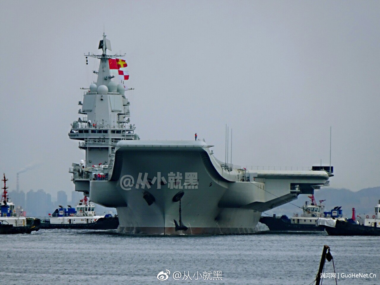 中国首艘国产航母今启第三次海试 保障船随同出海