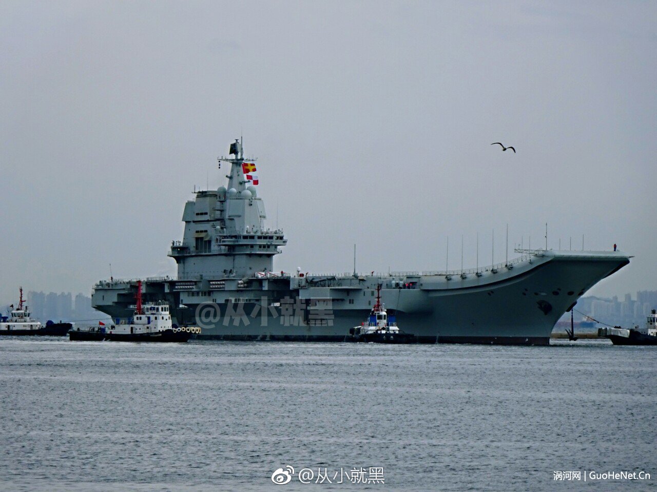 中国首艘国产航母今启第三次海试 保障船随同出海