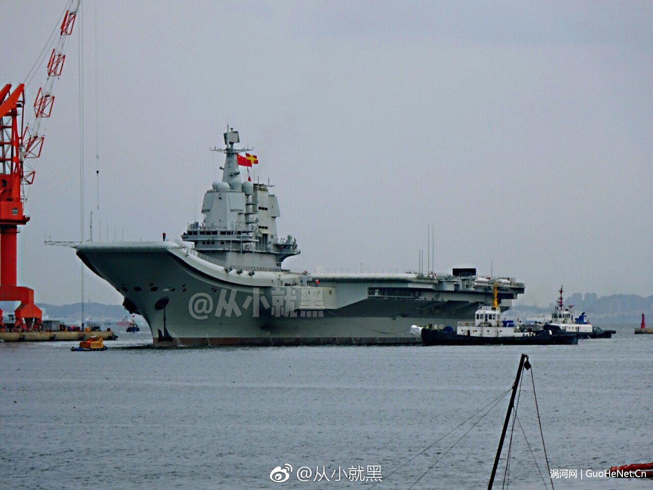 中国首艘国产航母今启第三次海试 保障船随同出海