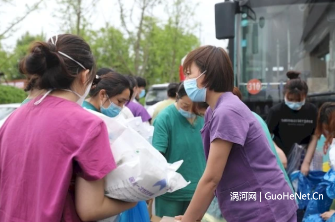 援利医疗队领取物资，整装待发。利辛县委宣传部供图