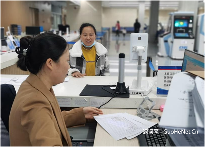 县医保窗口工作人员为群众提供延时服务