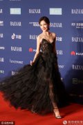 2018芭莎明星慈善夜红毯 佟丽娅红唇欲滴美到飞起