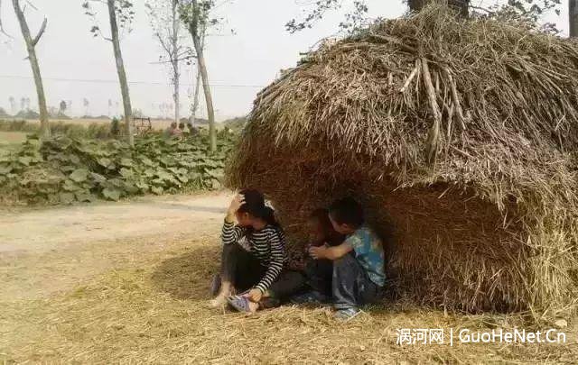  麦秸垛，青麦芽，大石磙，雨后初晴的乡村景象，像一幅宁静温馨的画。  冬日里，躺在麦秸垛上晒太阳、打盹，整个人暖洋洋懒洋洋，时光缓慢又悠长…… 好的麦秸垛，必须是有角有楞，规规矩矩，一看就很漂亮。  曾经的麦秸垛，散落在村子的麦场上，煞是漂亮。那是乡村的一道风景线，也是我们记忆中最美的风景。  